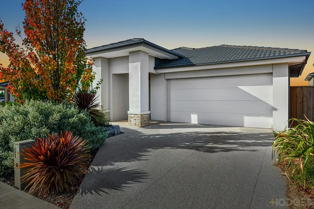Wyndham Vale 4房 4卧宽敞主卧带衣帽间 现代厨房配900mm灶具 双起居区 气候控制舒适 高天花板筒灯 双车库 Jubi Estate便利生活 PERFECT FAMILY HOME