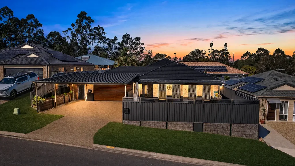 Ormeau 5બેડરૂમ SPACIOUS FAMILY LIVING WITH POOLSIDE ENTERTAINING IN JACOBS RIDGE ESTATE