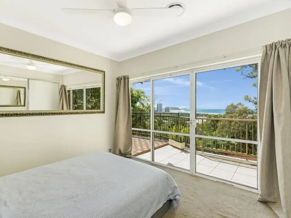 Ocean view Oasis! 2 Bedroom Top Floor Gem - Flexible terms