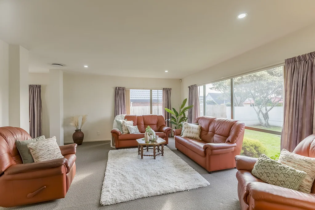 Paraparaumu Beach 4ਬੈੱਡਰੂਮ Timeless Design, Coastal Convenience – First Time on the Market!