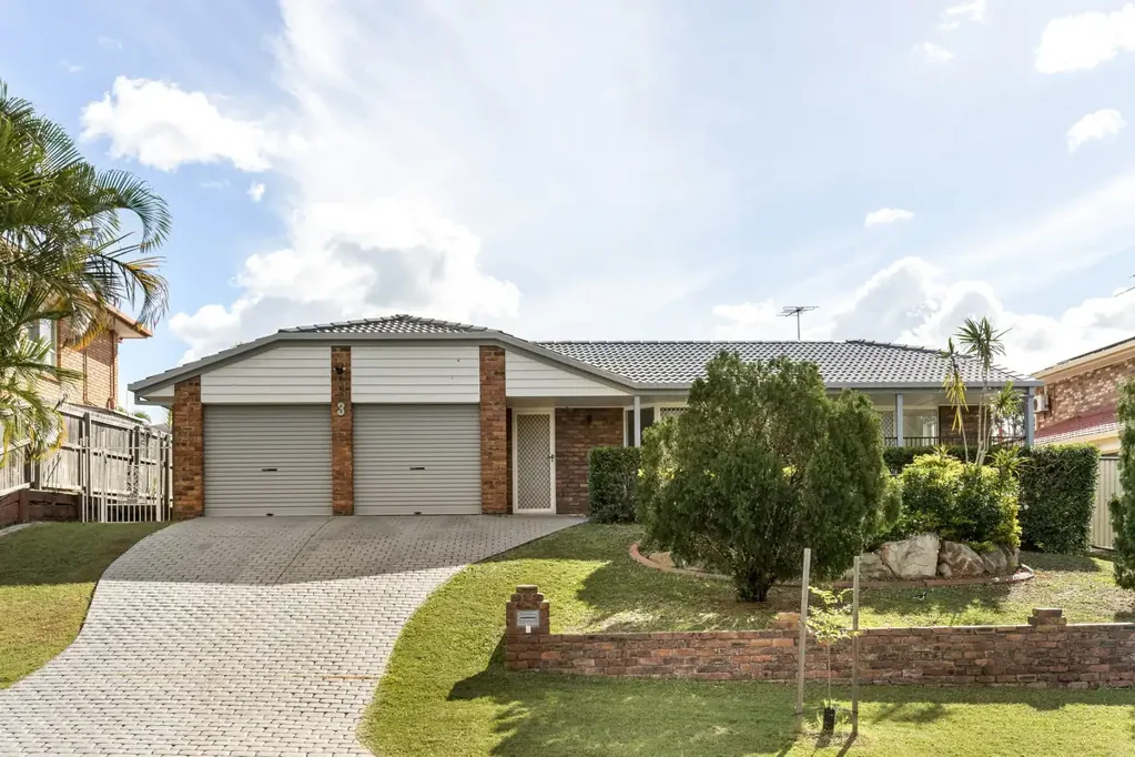 Modern Family Oasis: Refreshed Home in Carindale's Tranquil Setting