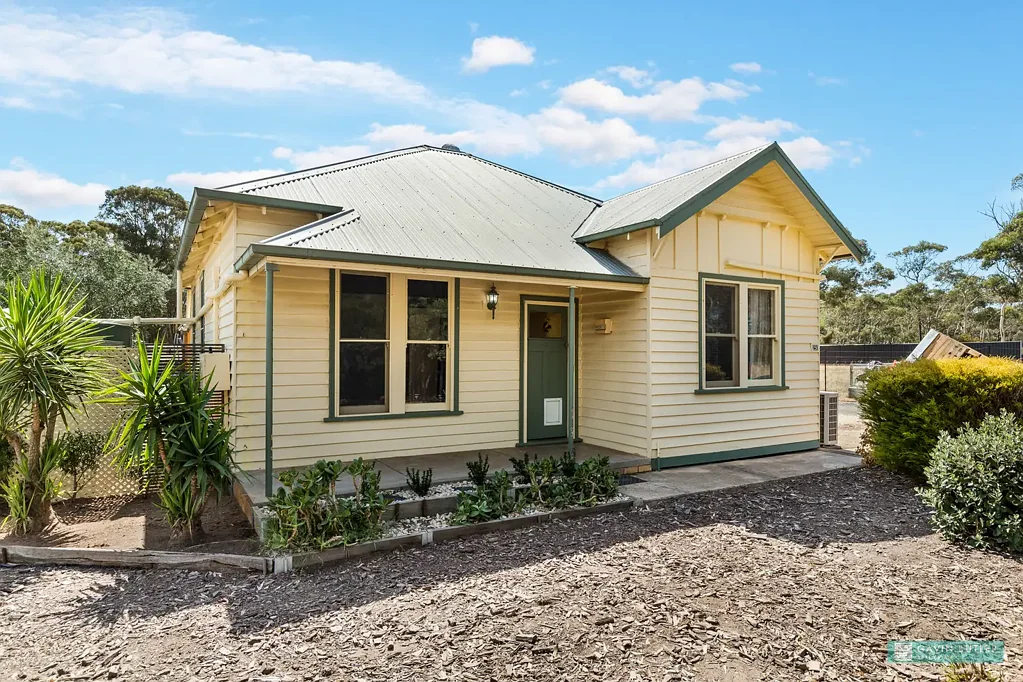 Eaglehawk 3ਬੈੱਡਰੂਮ Delightful home with extensive shedding on almost two acres ( 7167m2)