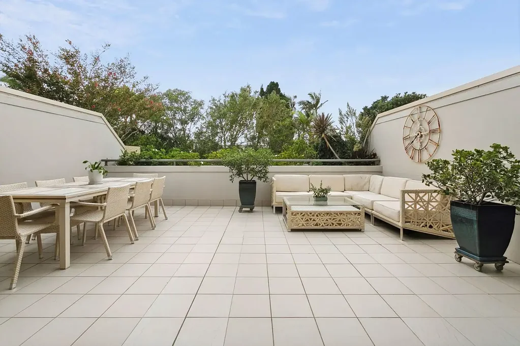 Huge alfresco terrace in a whisper quiet spot at the back of the block
