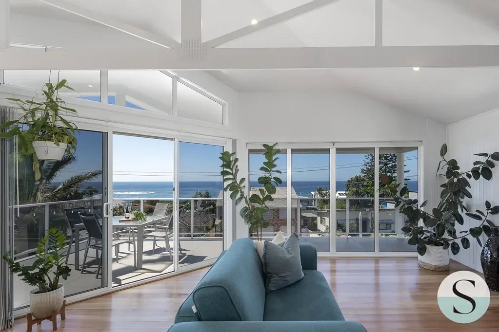 Caves Beach 4房  It's Got the Lot, Elevated Coastal Living, Sweeping Ocean Views, Elegant Renovated Interior, Blue Ribbon Setting by the Beach!
