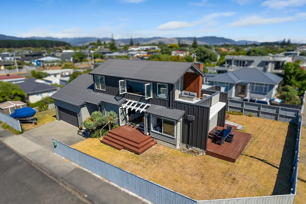 Otaki Beach 3Kwarto Bold Living. Beach Life. Beautifully Done