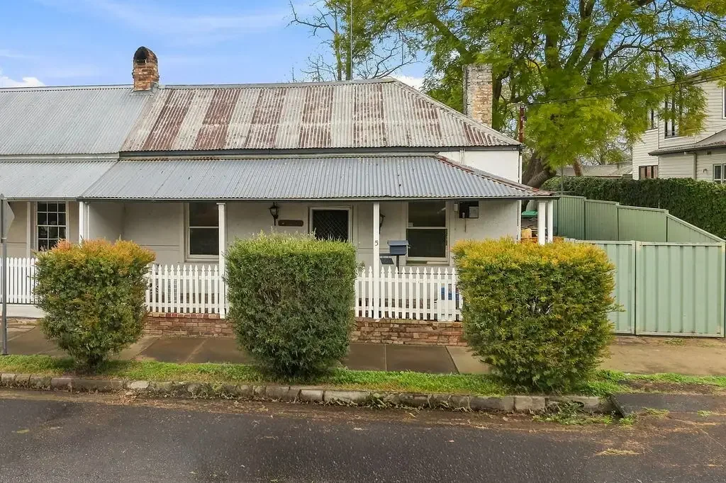 Windsor 2कमरा C1840'S LINSLEY'S COTTAGE-A RARE PIECE OF WINDSOR HISTORY, BRIMMING WITH TIMELESS CHARACTER, ENDLESS RENOVATION POTENTIAL IN A PRIME CENTRAL POSITION!