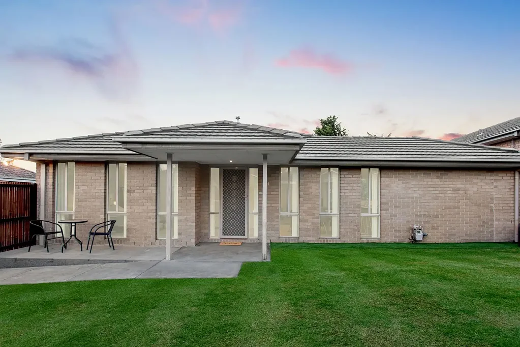 Langwarrin 2ห้องนอน The Brief: Stylish Living in Langwarrin Park!