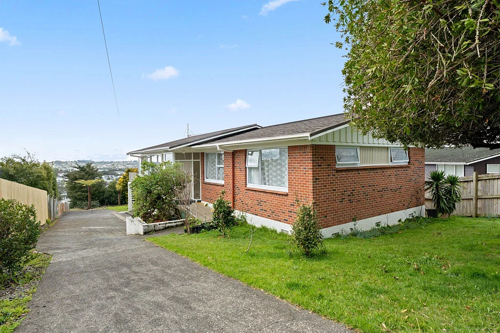 Glenfield 3Kwarto They’re Moving- Your Opportunity for Views & Space