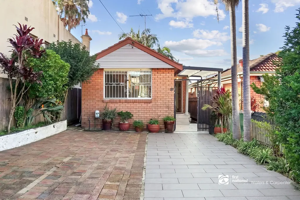 Leichhardt 3房 遗产出售 独立式住宅-占地335.3平方米 砖砌外墙住宅 充足的院内停车位 3间宽敞卧室 更新的厨房和浴室 宽敞的起居区 后方带顶棚露台+庭院 车间/储藏室 位置便利CBD轻松抵达。 UNDER INSTRUCTIONS TO SELL