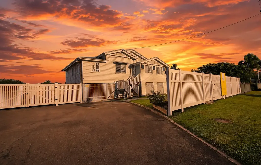 Maryborough 4房  Enchanting 1940s Queenslander: Modern Luxury Meets Timeless Charm