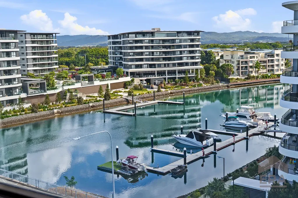 Hope Island 2房  REDUCED BY $100,000 TO SELL- 2026 BARGAIN -OWNER TRANSFERRED TO BRISBANE- Top Floor North-Facing 120m2, Wrap around Balcony- High Ceilings-Storage..