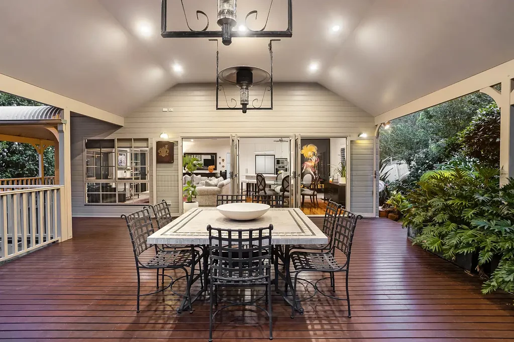 Figtree 4房 私人车道入口 私密花园视野 高挑天花板 现代厨房早餐吧 地下室灵活空间 四卧双车库 高级设施齐全 Privacy, Space and Serenity