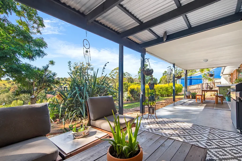 Beechmont 3 Bedroom Single level Brick Residence with Northern Valley Views