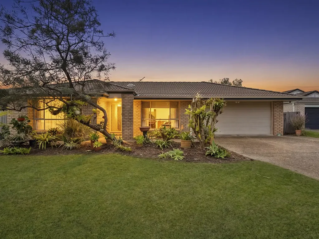 Morayfield 4房 宽敞四卧 658平米地块 主卧带步入式衣帽间 双车库带工坊 6米x6米带顶棚户外区 5kW太阳能 低维护花园 Spacious Family Living with Solar, Expansive Outdoor Entertaining & Established