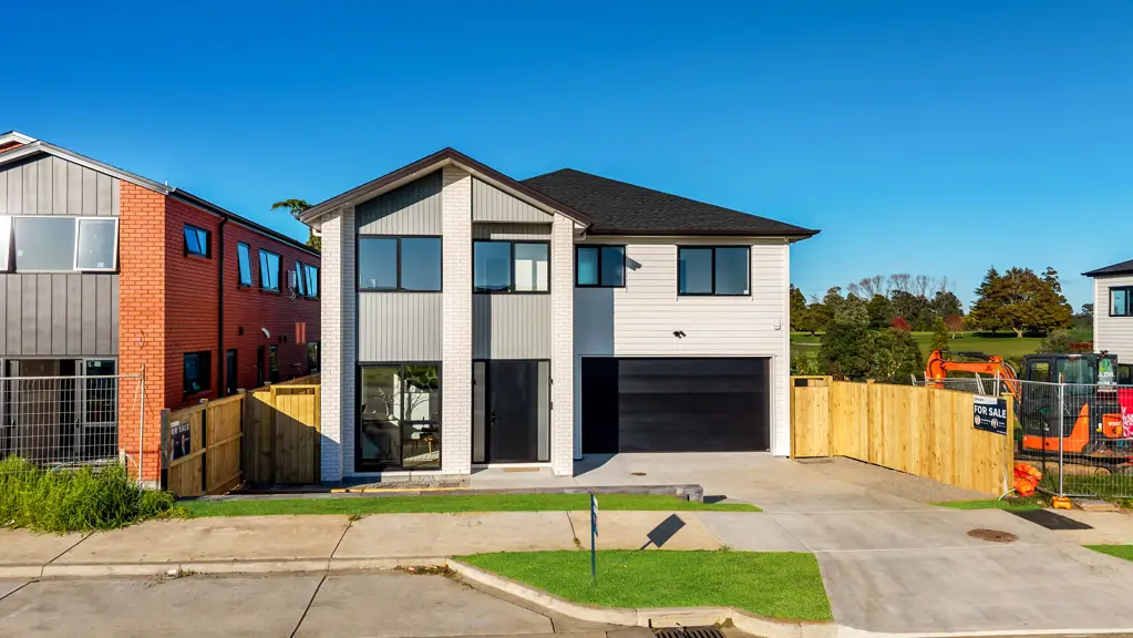 Papatoetoe 5房  Balcony Facing Golf Course