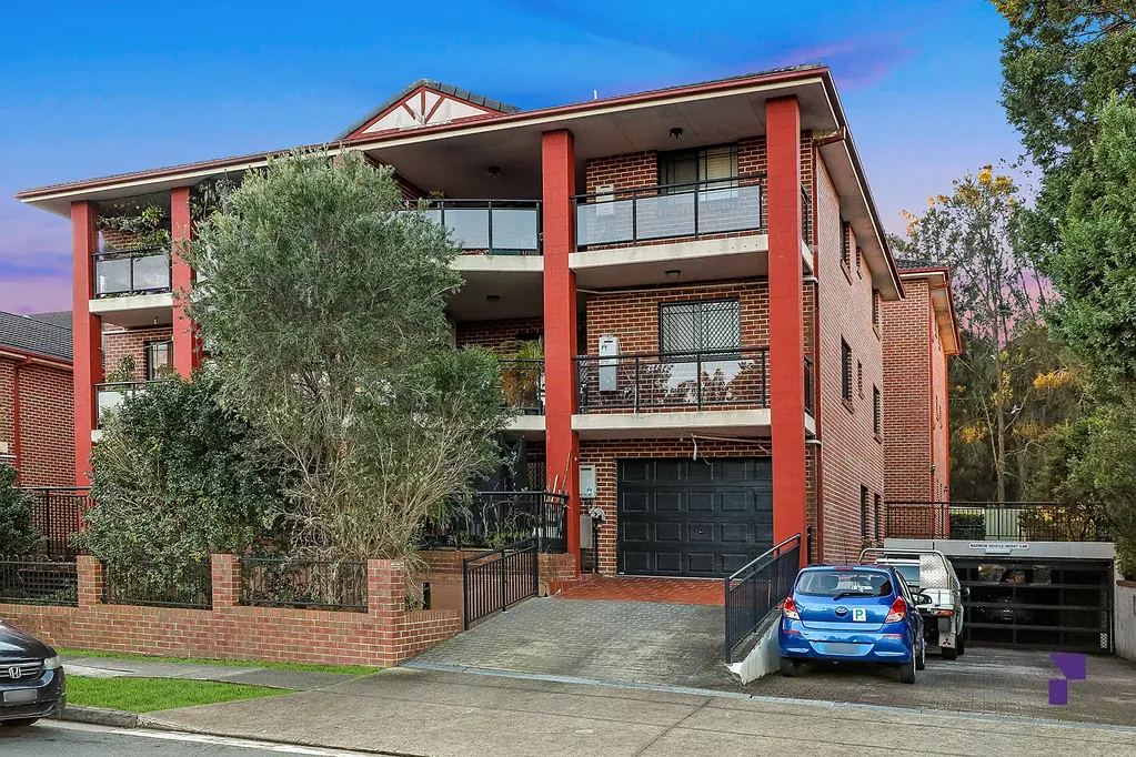 Bankstown 2Habitaciones Stylishly updated apartment with double lock up garage moments from Bankstown CBD | Strata only $630 per quarter