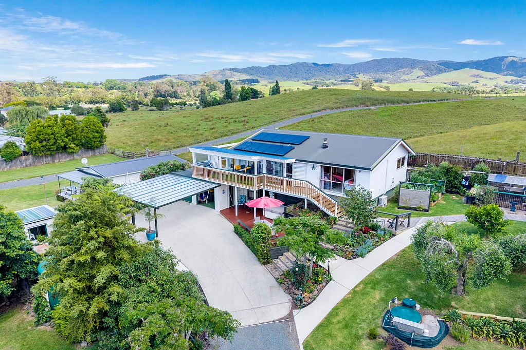 Orere Point 3 Bedroom Coastal Treasure Close to Beaches, Far from Crowds