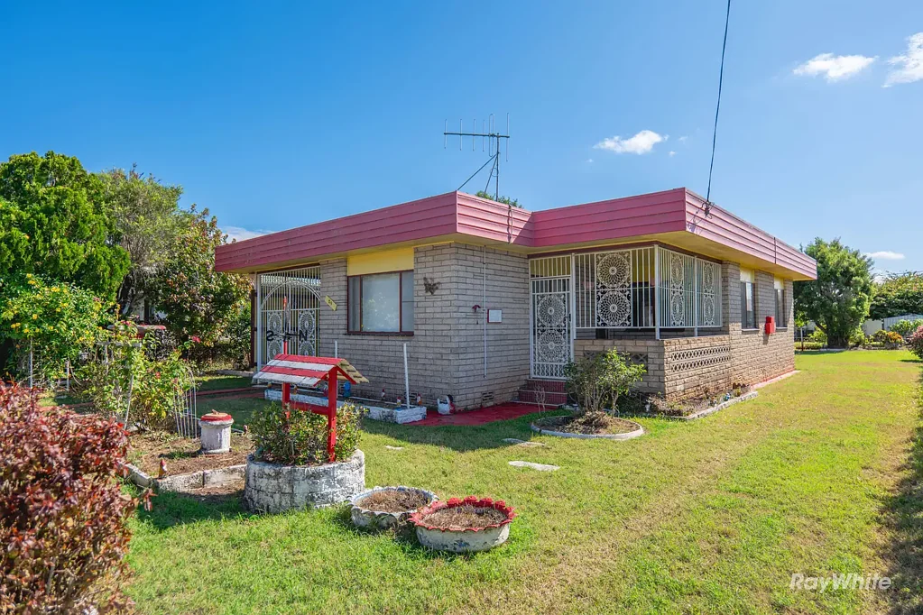 Bundaberg North 3Moenga CHARMING 3 BEDROOM ENTRY LEVEL BRICK HOME!