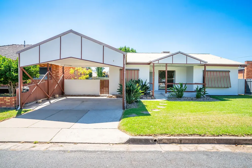 LOW MAINTENANCE HOME IN GREAT LOCATION!