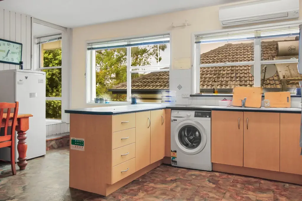 ROOM FOR RENT - Experience the ultimate in convenient student living with this fully furnished room located just moments away from the University.