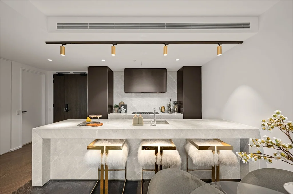 Melbourne 2房 顶层级装修 两室两卫 两车位 私人储藏室 墨尔本天际线景 Gaggenau电器 度假村式设施 低物业费 Penthouse-Level Finishes with Spectacular 14th Floor Views
