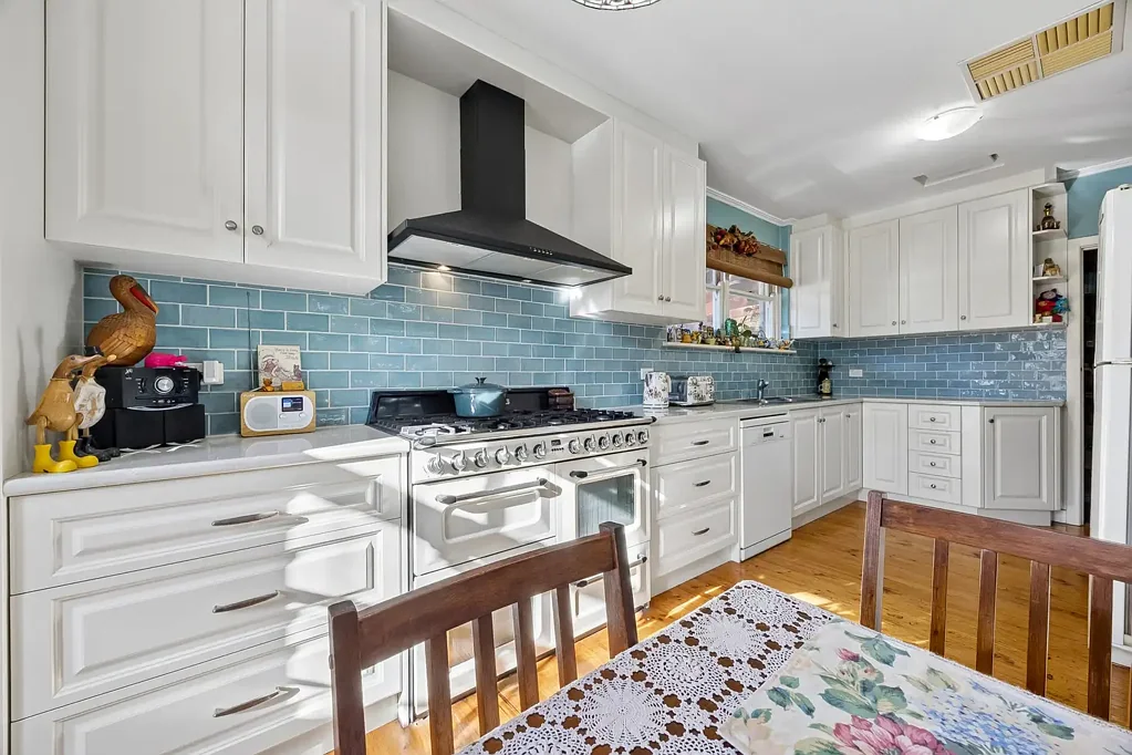 Hackham West 3બેડરૂમ Character, Charm & Tranquil Garden Living