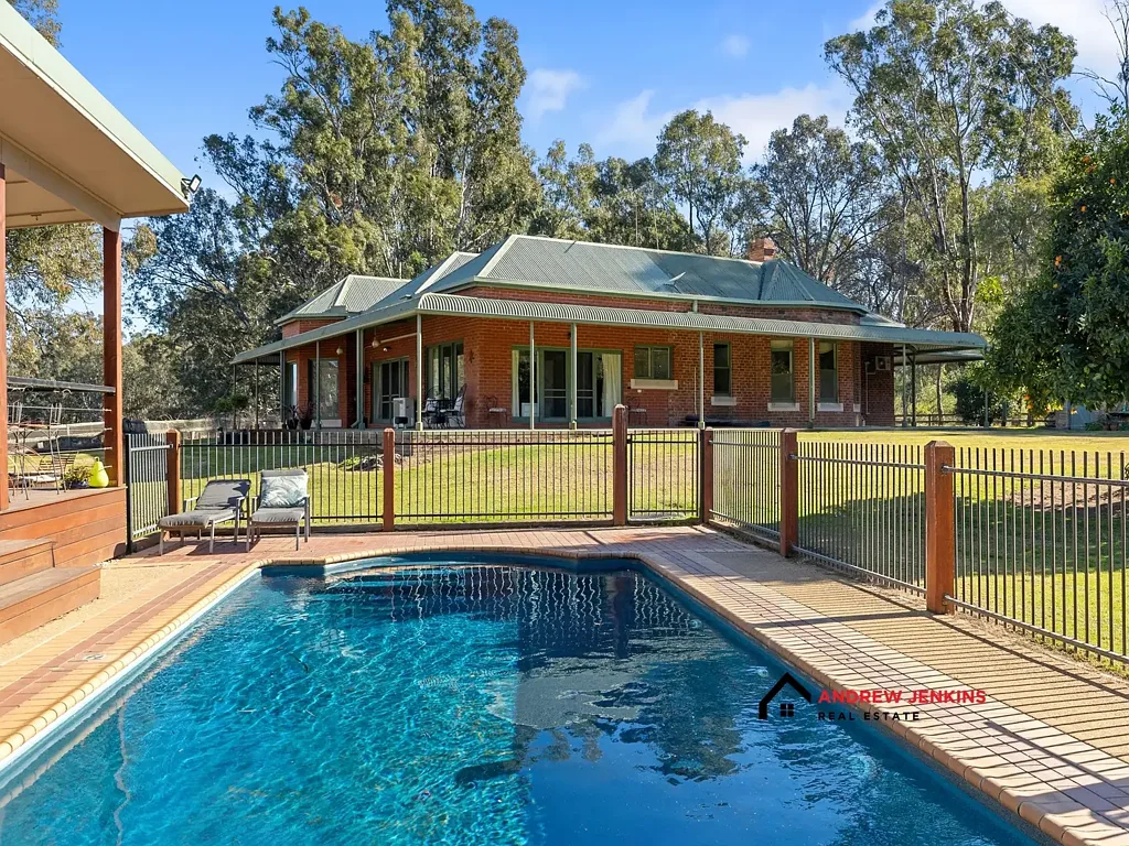 Tocumwal 4房  Rustic Elegance “Chetwoode” – Period Homestead on 26 Acres