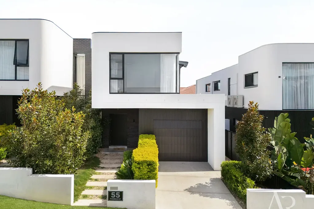 Picnic Point 4कमरा Architecturally Designed Full Double Brick Family Sanctuary with Report Style Pool
