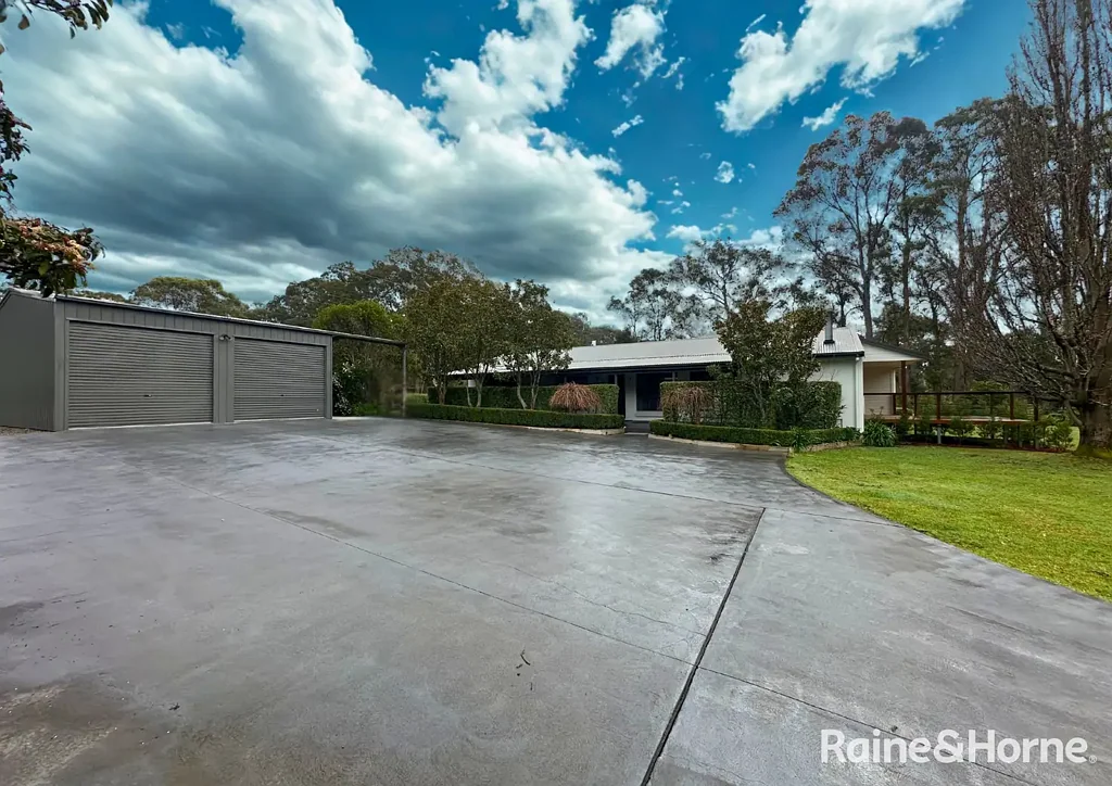 Exceptional Acreage Rental - Spacious Family Living & Entertainer's Dream