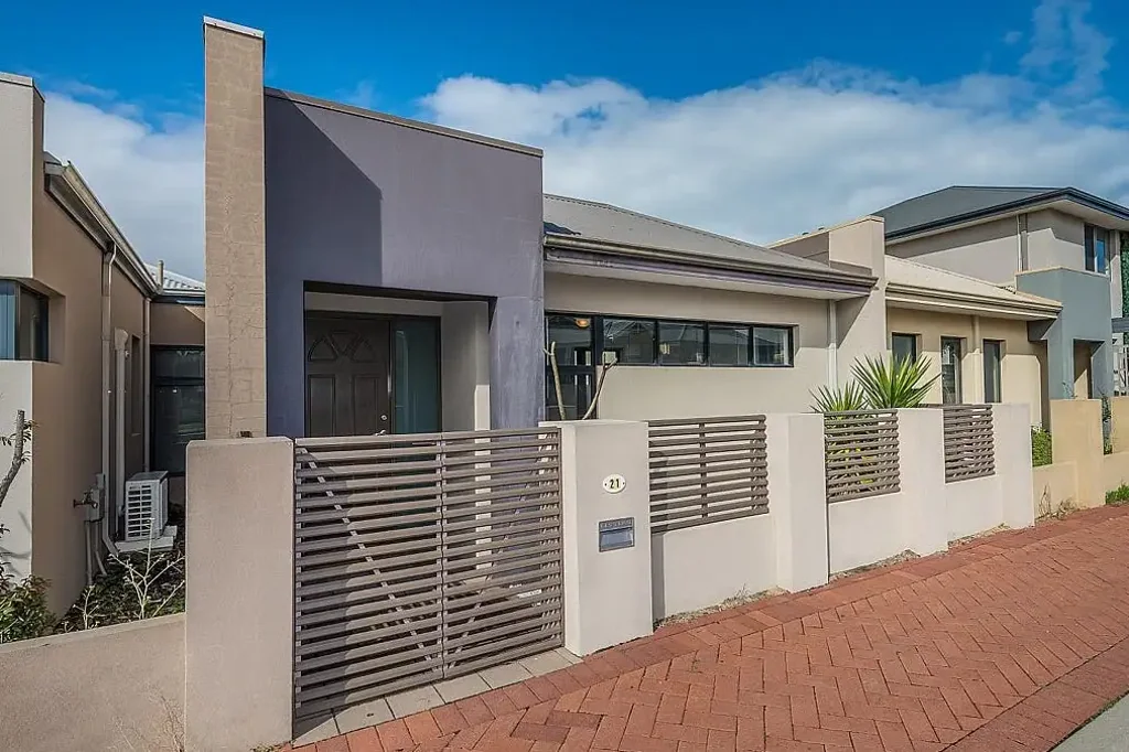 EASY CARE 3X1 IN GREAT LOCATION!
