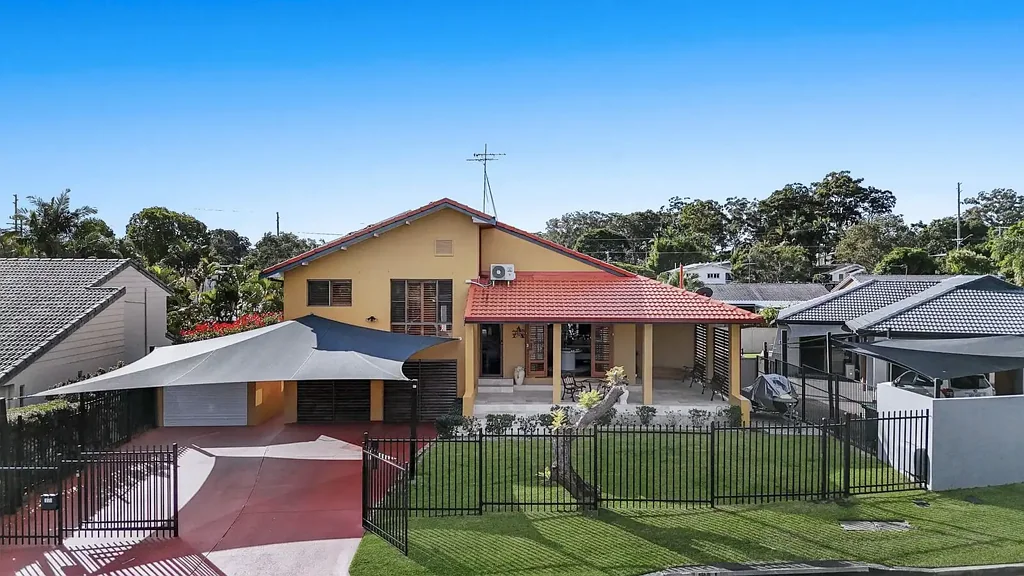 Ashmore 5બેડરૂમ Cul de Sac Mediterranean Elegance Meets Gold Coast Living