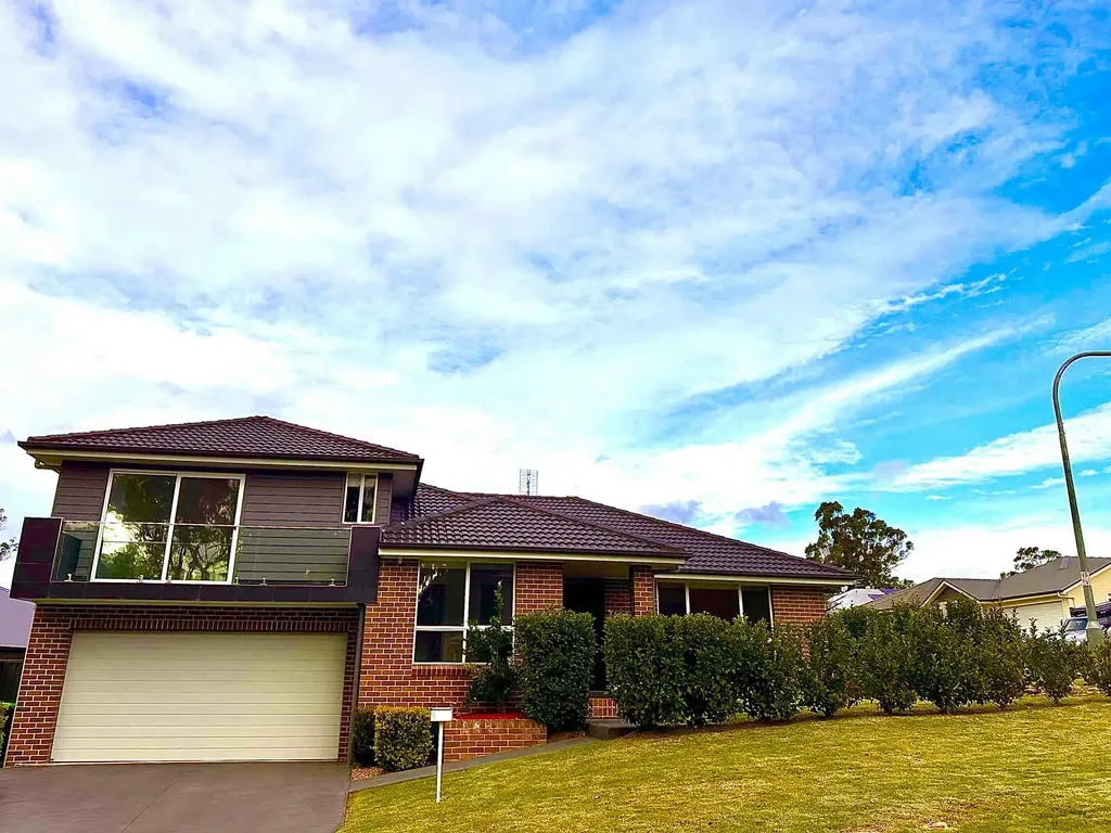 Split Level 4 Bedroom Home - Complete With A Entertainers Backyard