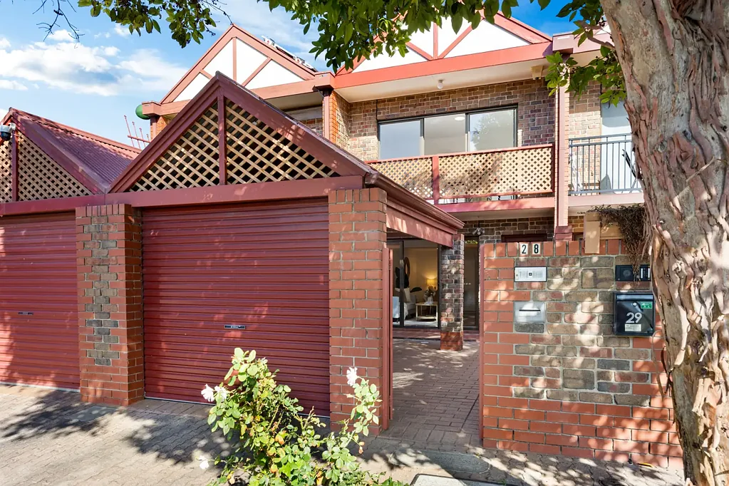 Adelaide 3房  Large Torrens Title Townhouse - Fully Renovated !