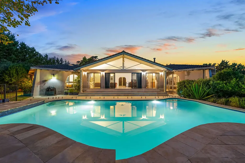 Terrey Hills 5chambre A private paradise - an exceptional acreage resort complete with horse facilities, pool, tennis court and guest quarters