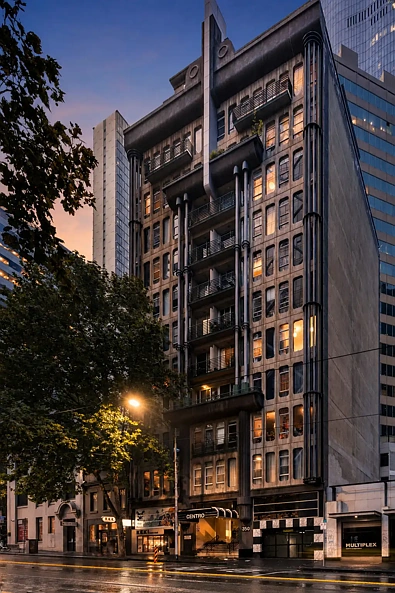 Melbourne 3房 顶层珍品公寓 宽敞三卧两卫 环绕露台 展示性屋顶BBQ 两车位便利 CBD核心景观 Prestige Top-Floor Entertainer – First Time Offered in Over 25 Years