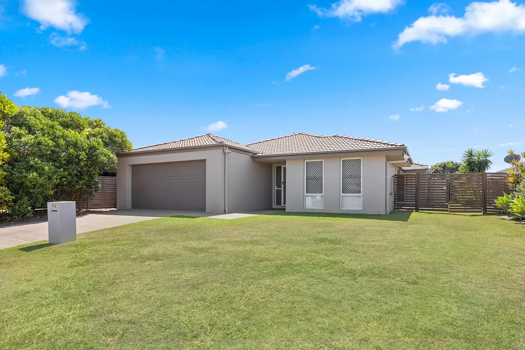 Eli Waters 4 Slaapkamer Spacious Family Home Offering Excellent Value