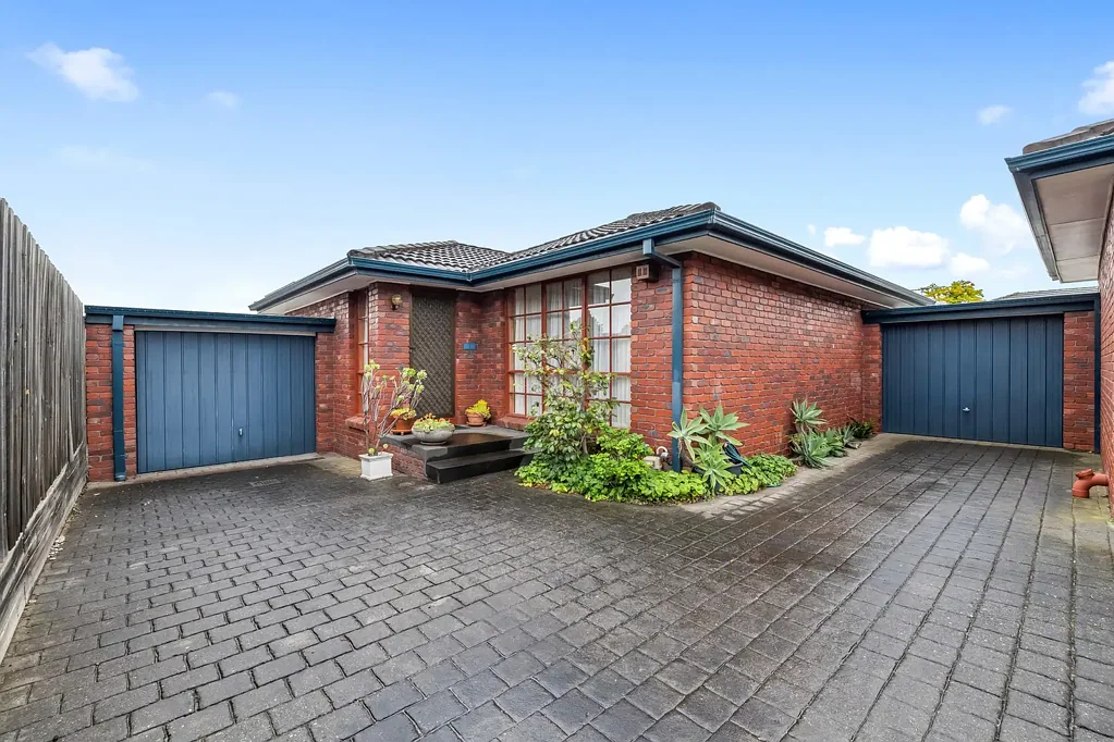 Essendon 2房 建造精美宽敞 两室别墅 采光充足 厨餐相连 独立车库4车位 步行交通 学区便利 Quality Villa Living in a Prime Essendon Position