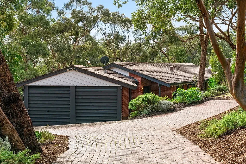 Eden Hills 4ਬੈੱਡਰੂਮ A mid-century classic with treetop elevation and coastal outlooks…