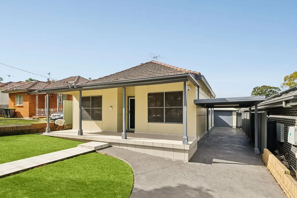 Mortdale 4침실 Spacious Single-Level Family Home on 575m² with North-East Facing Yard