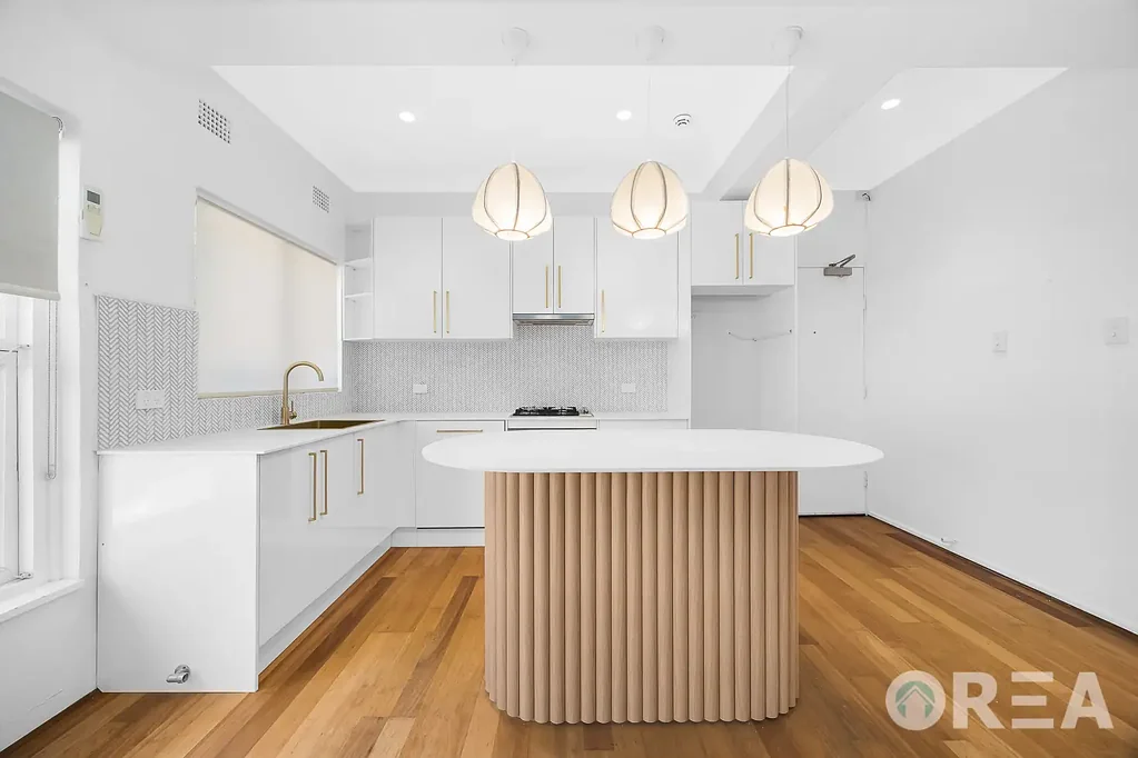 Spacious Top-Floor Apartment in 'Cumberland Court' – Prime Double Bay Location