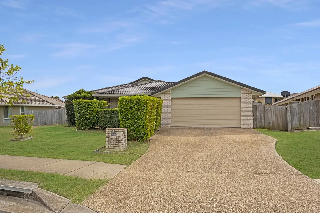 SPACIOUS FAMILY LIVING IN THE HEART OF CALLIOPE