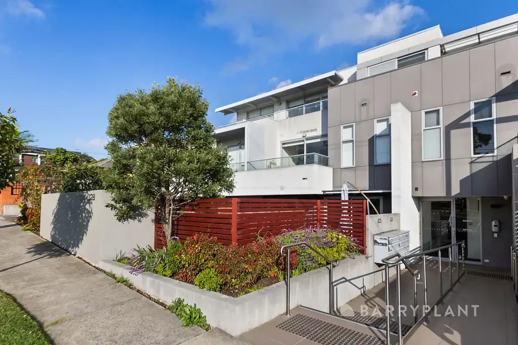 Burwood 2chambre Ground Floor Luxury with an Expansive Courtyard Lifestyle!