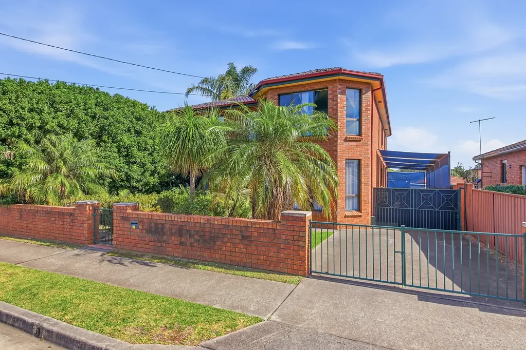 Lidcombe 5房 双砖结构 悬空混凝土楼板 632m²宽敞地块 5大卧室 主卧带步入式衣帽间 硬木Jara地板 Highly Desirable 632m2 Block