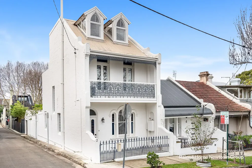 Substantial free standing 3 bed terrace with impressive space & quality