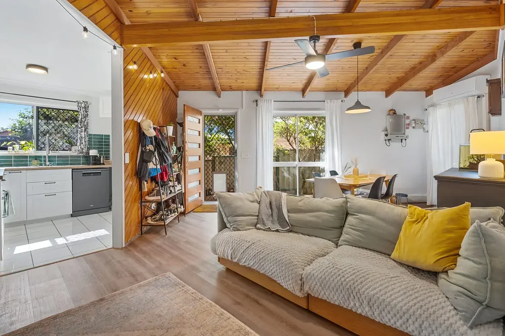 Logan Central 3Habitaciones Renovated Lowset 2-Bedroom Home in Quiet Gated Complex