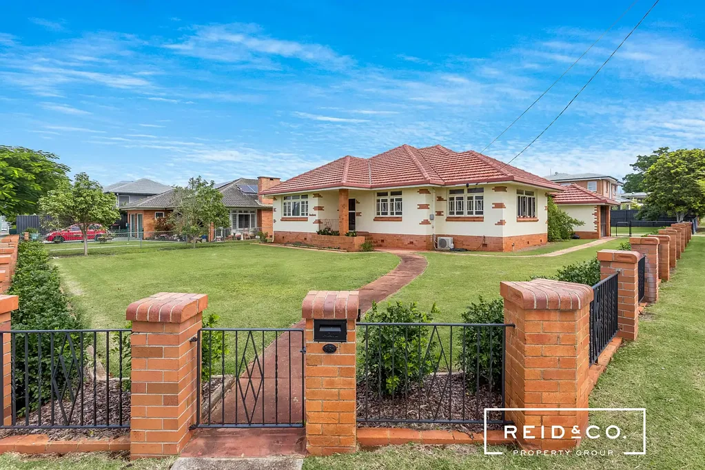 Redcliffe 3房 Redcliffe地标瑰宝 1962年Art Deco 原始设计 1098m²转角地块 50米临街面宽 高天花板 装饰檐口 滨海生活 Beautiful 1960's Art-Deco home on a rare 1098m2 corner block.