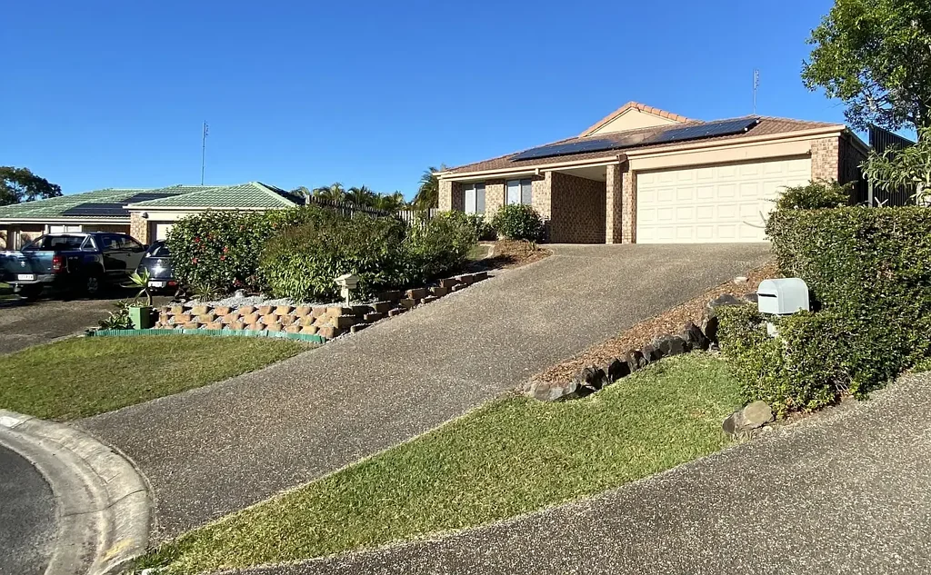 SPACIOUS FAMILY LIVING, DUCTED AIR CON, HEATED POOL & SOLAR POWER