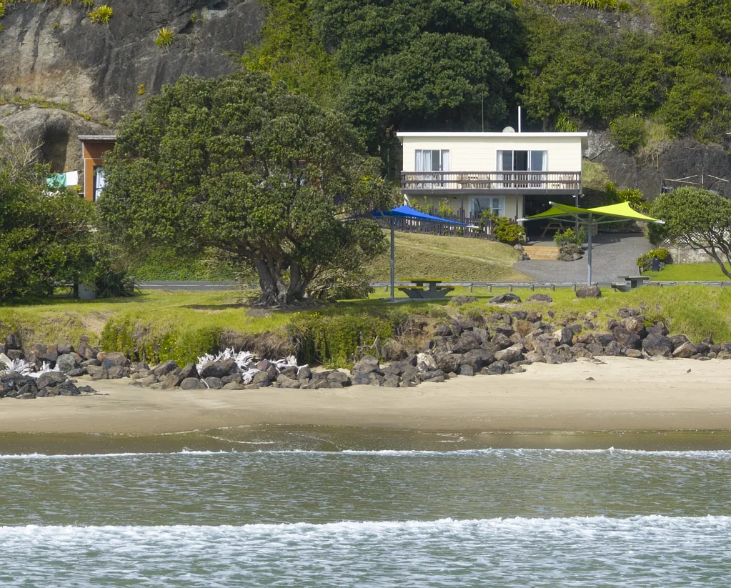 Ahipara 3कमरा Kiwiana Beachfront Bach - Foiling, Golf & Surf