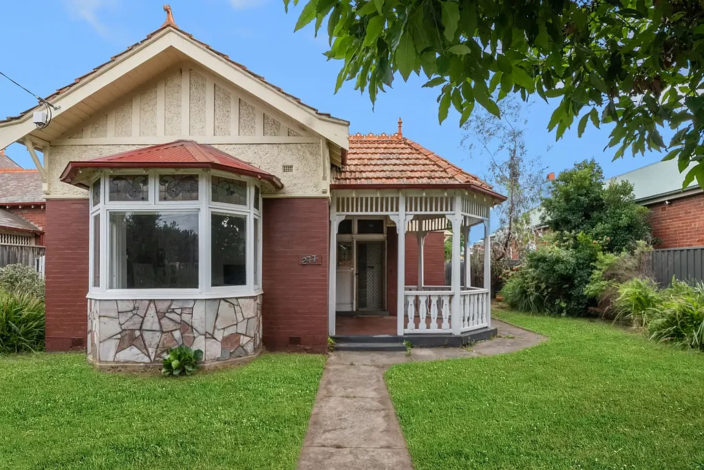 Moonee Ponds 4房 Moonee Ponds黄金地段 四卧宽敞卧室 时期特色细节 规划许可潜力 厨房精心翻新 开放式起居区 街道外停车位 交通医疗学校便利 Charming Edwardian Home with Planning Permit For Rear Dwelling