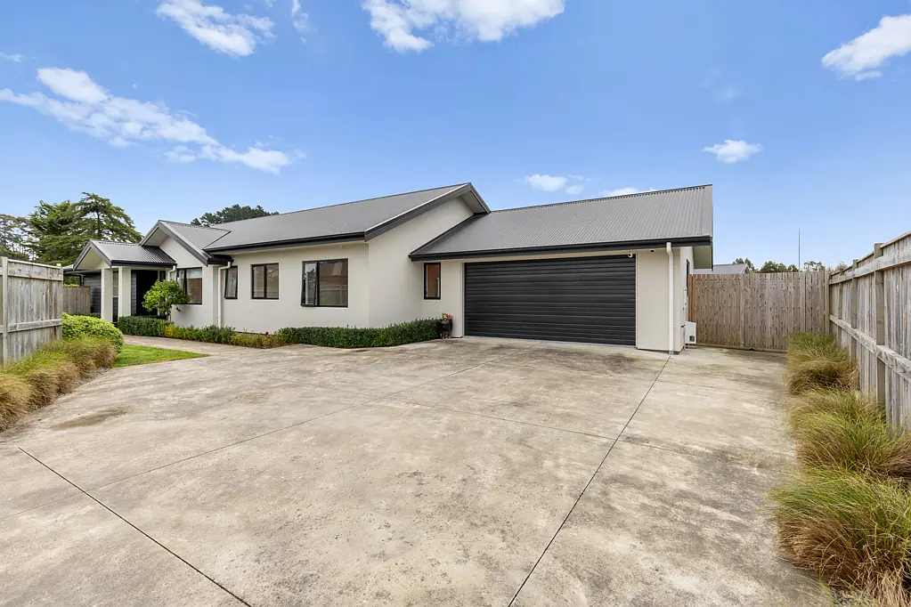 Ashhurst 3Kwarto Just like new with three bedrooms plus office